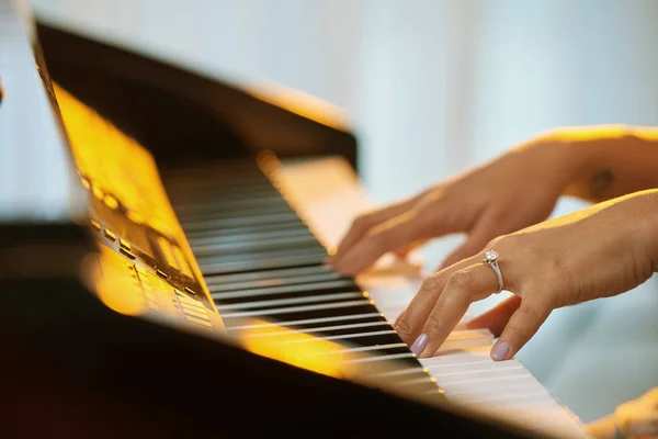 Woman playing the piano — Stock Photo, Image