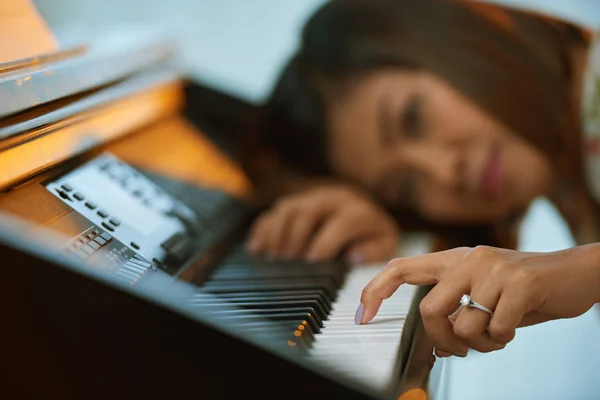 Pianist touching piano key — Stock Photo, Image