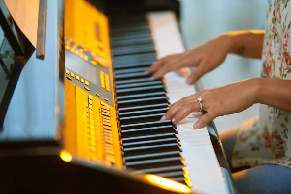 Handen van vrouwelijke pianist — Stockfoto