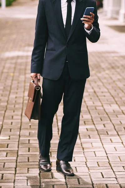 Businessman in suite with briefcase — Stock Photo, Image