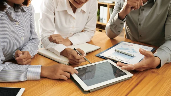 Geschäftsteam schaut auf Tablet-Computer — Stockfoto