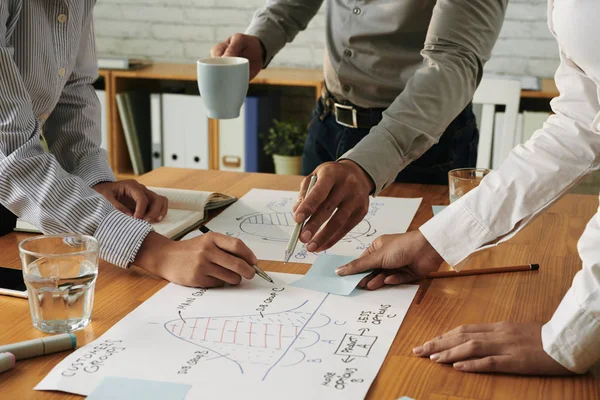 Business Team Besprekende documenten — Stockfoto