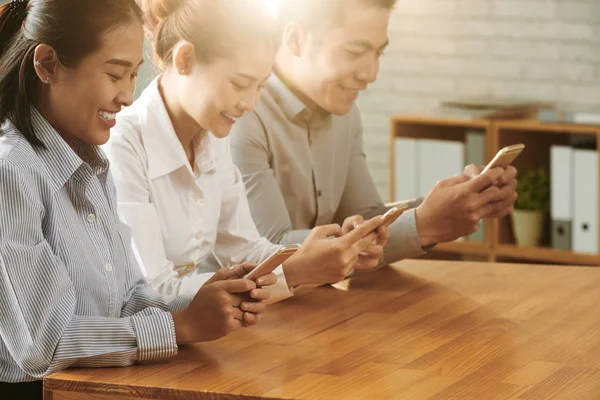 Gente de negocios usando teléfonos inteligentes — Foto de Stock