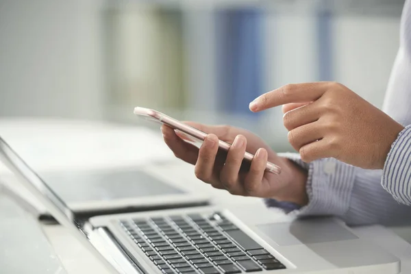 Persona usando teléfono inteligente — Foto de Stock