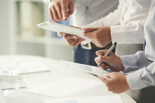 Chefer håller papper och digitala tablett — Stockfoto