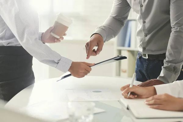 Kollegen arbeiten im Büro zusammen — Stockfoto