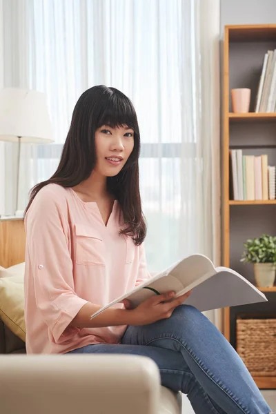 Fille lisant un livre à la maison — Photo