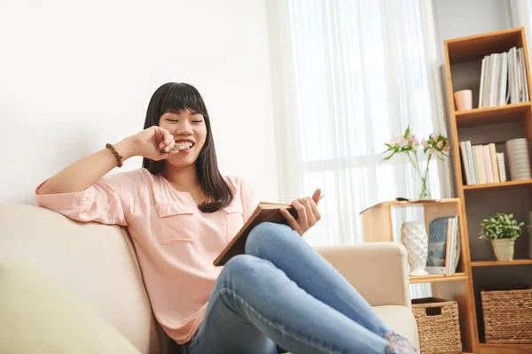 Gadis membaca buku di rumah — Stok Foto