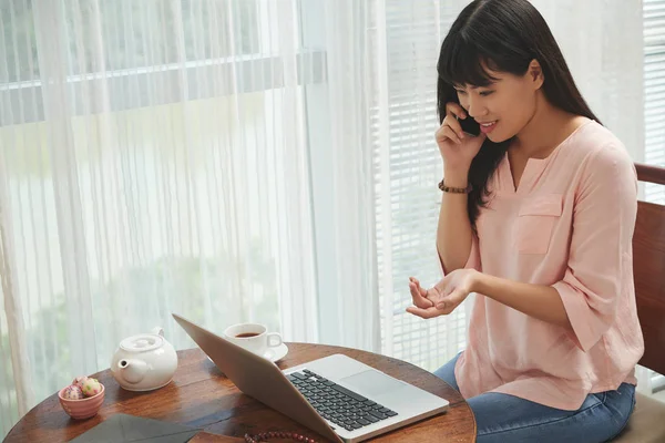 N woman talking on phone — Stock Photo, Image