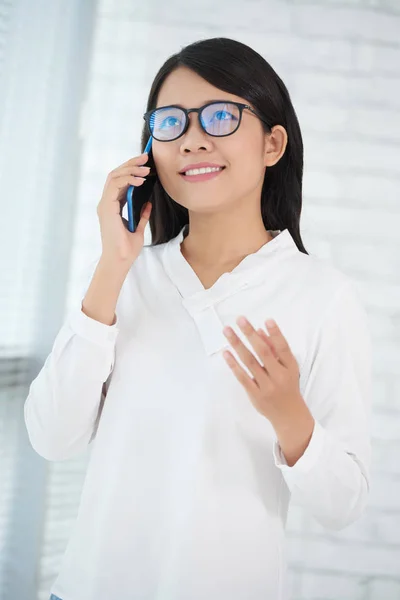 Frau telefoniert mit Handy — Stockfoto