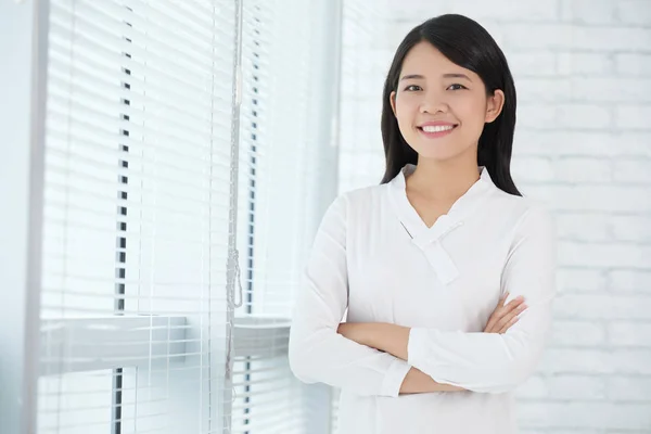 Zakelijke dame camera kijken — Stockfoto