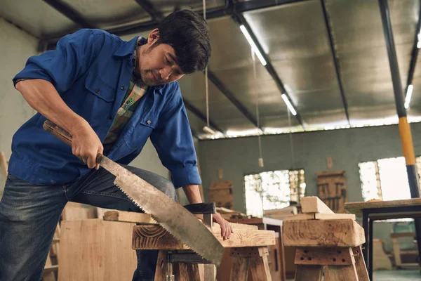 marangoz testere ile kesme tahtası 