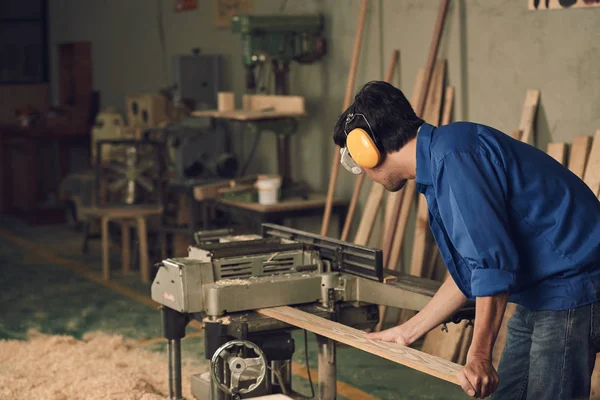 Плотник режет деревянную доску — стоковое фото