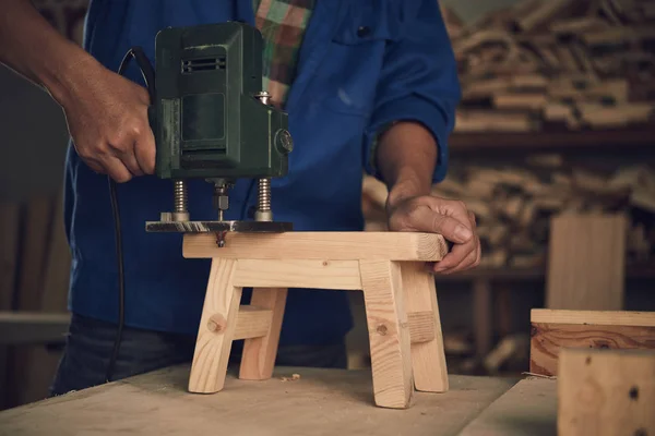 Joiner maken houten kruk — Stockfoto