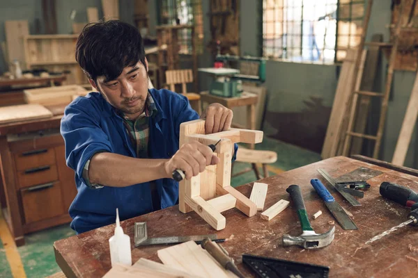 Carpinteiro cinzelando cadeira de madeira — Fotografia de Stock