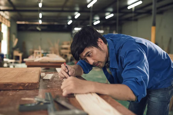 Tahta üzerinde işaretleri yapma marangoz — Stok fotoğraf