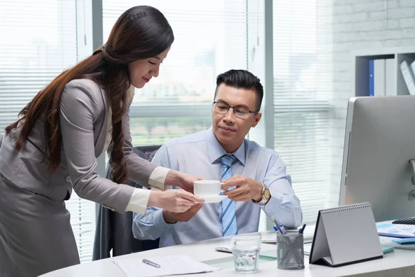 Assistent brengt verse koffie — Stockfoto