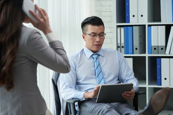 Usinessman sitter på stol — Stockfoto