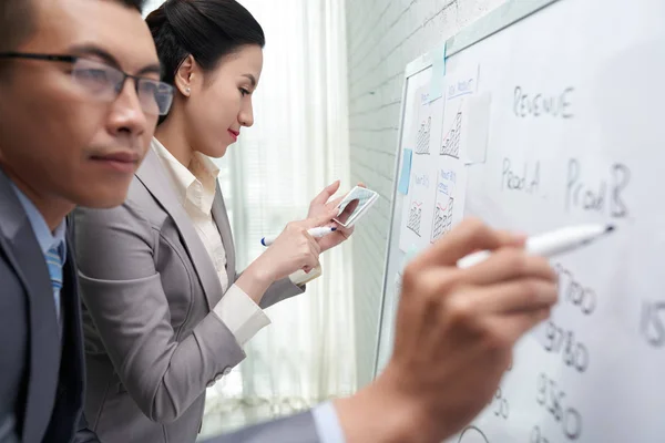 Managers drawing information — Stock Photo, Image