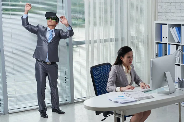 Hombre de negocios probando gafas de realidad virtual —  Fotos de Stock