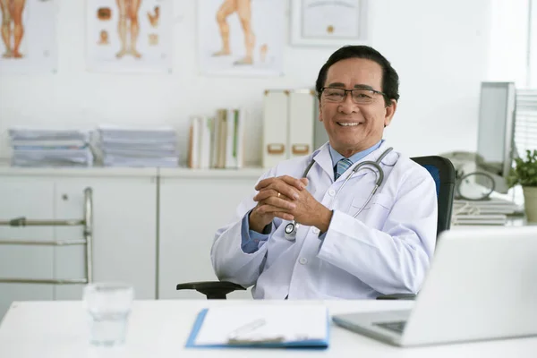 Doctor in medical office — Stock Photo, Image