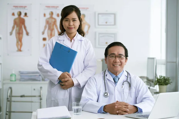 Médico e enfermeiro em consultório médico — Fotografia de Stock