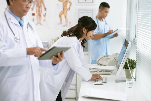 Grupo de médicos en la habitación del hospital — Foto de Stock