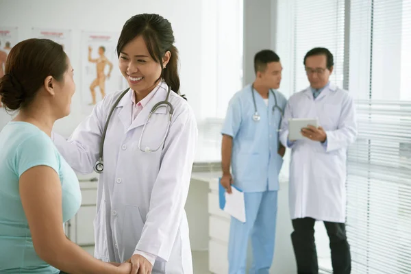 Ärztin lächelt Patientin an — Stockfoto