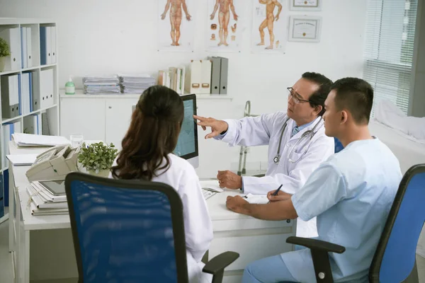 Медицинские работники обсуждают информацию — стоковое фото