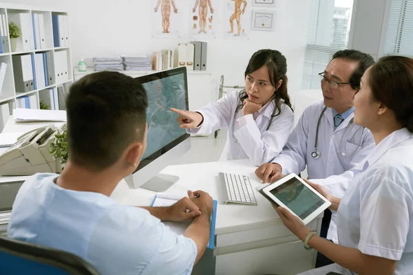 Trabajadores médicos discutiendo información —  Fotos de Stock