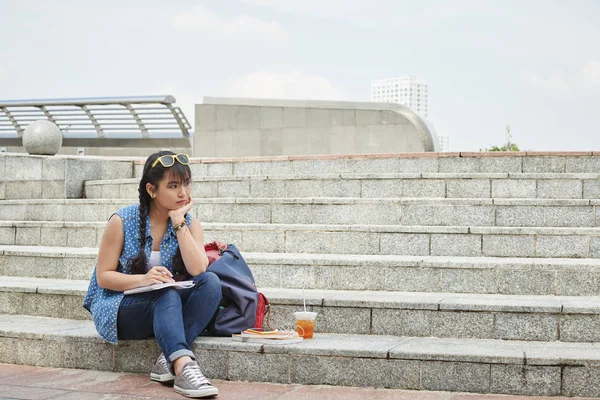 女孩坐在台阶上 — 图库照片