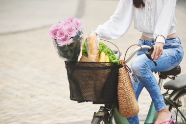 Bisiklet süren kadın
