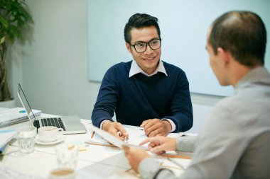 Ofiste konuşan adam