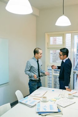 Erkekler dijital tablet kullanma