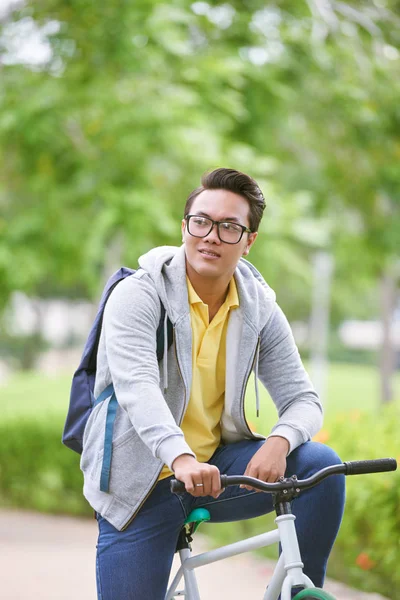 Uomo seduto sulla bicicletta — Foto Stock