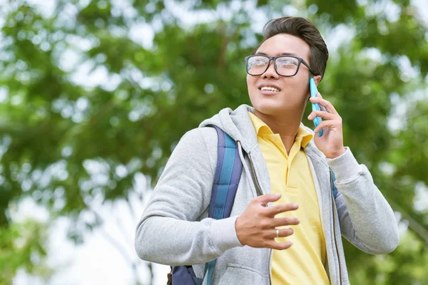 Mannen i glasögon håller smartphone — Stockfoto