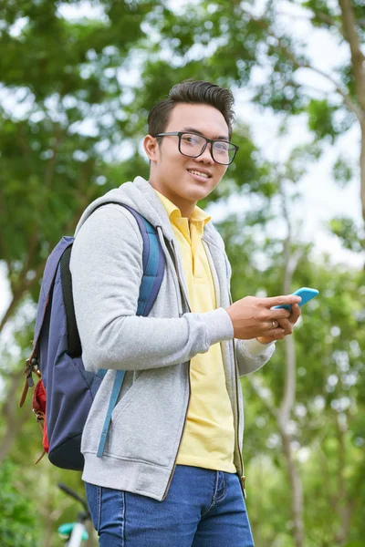 Uomo in occhiali con smartphone in mano — Foto Stock