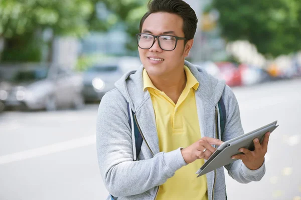 Muž v brýlích drží digitální tabletu — Stock fotografie