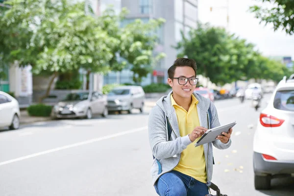 Homem em óculos segurando tablet digital — Fotografia de Stock