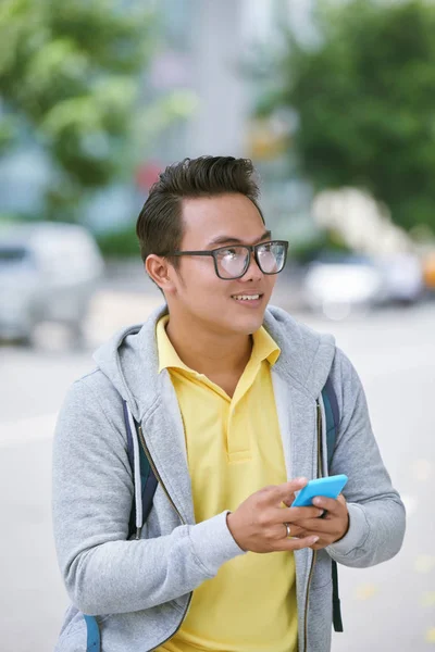 Homem em óculos segurando smartphone — Fotografia de Stock