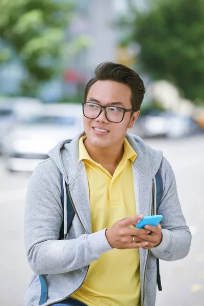 Mannen i glasögon håller smartphone — Stockfoto