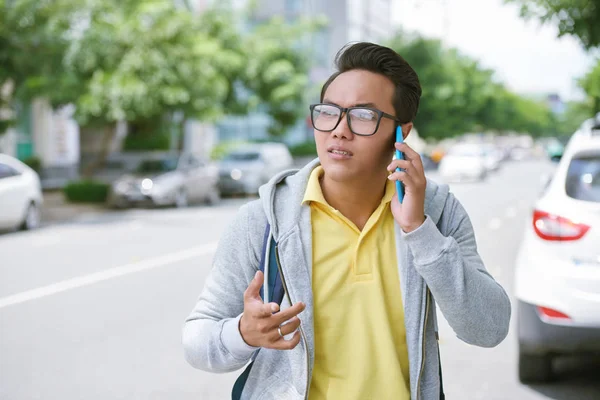 Mężczyzna w okularach rozmawiający na smartfonie — Zdjęcie stockowe