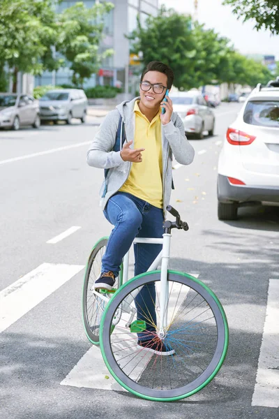 Uomo in bicchieri seduto sulla bicicletta — Foto Stock