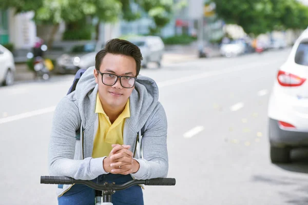 Uomo in bicchieri seduto sulla bicicletta — Foto Stock