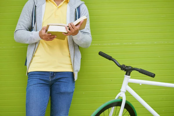 Homme debout près du vélo et la lecture — Photo