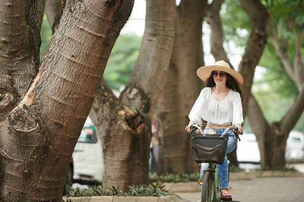 Mulher sorrindo e andar de bicicleta — Fotografia de Stock