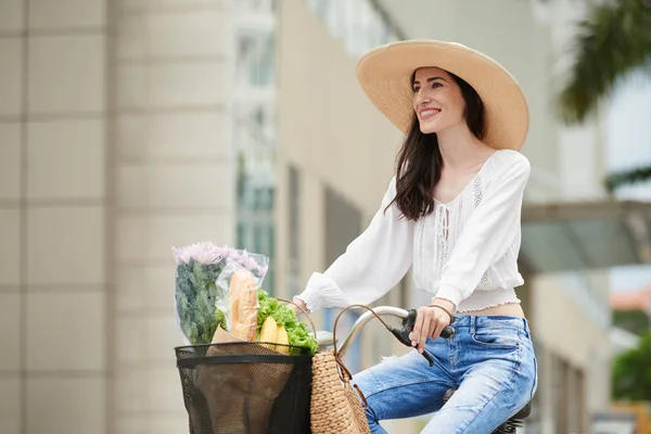 Donna sorridente e in bicicletta — Foto Stock