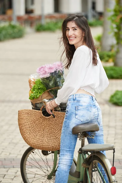 Frau fährt Fahrrad — Stockfoto