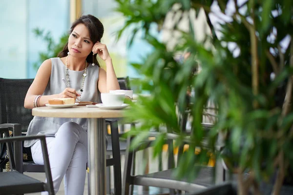 Empresária sentada no café e almoçando — Fotografia de Stock