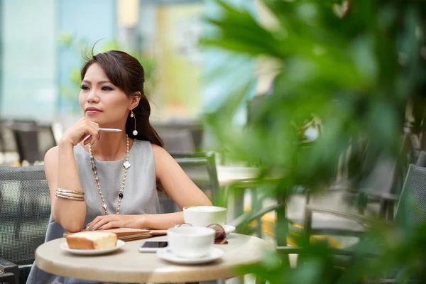 Affärskvinna sitter i café och äter lunch — Stockfoto
